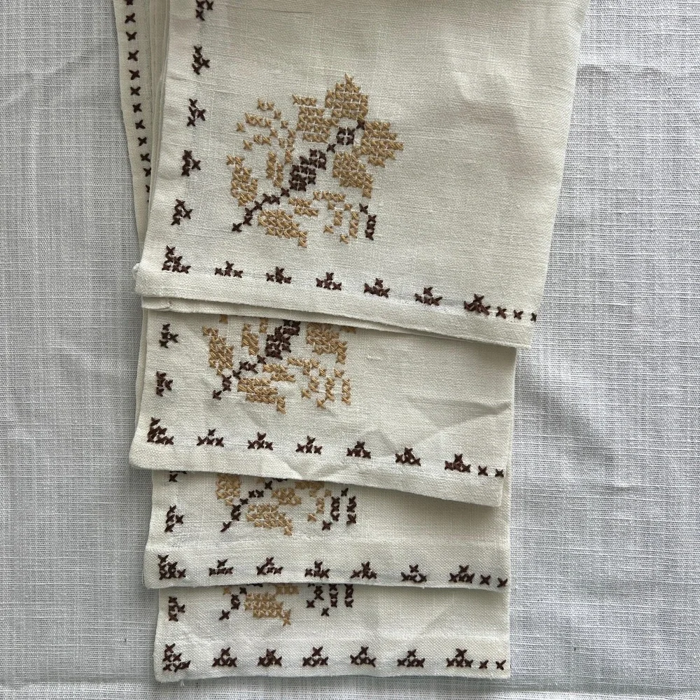 Vintage Mid Century Linen‎ Napkins Hand Embroidered Floral Set of Four